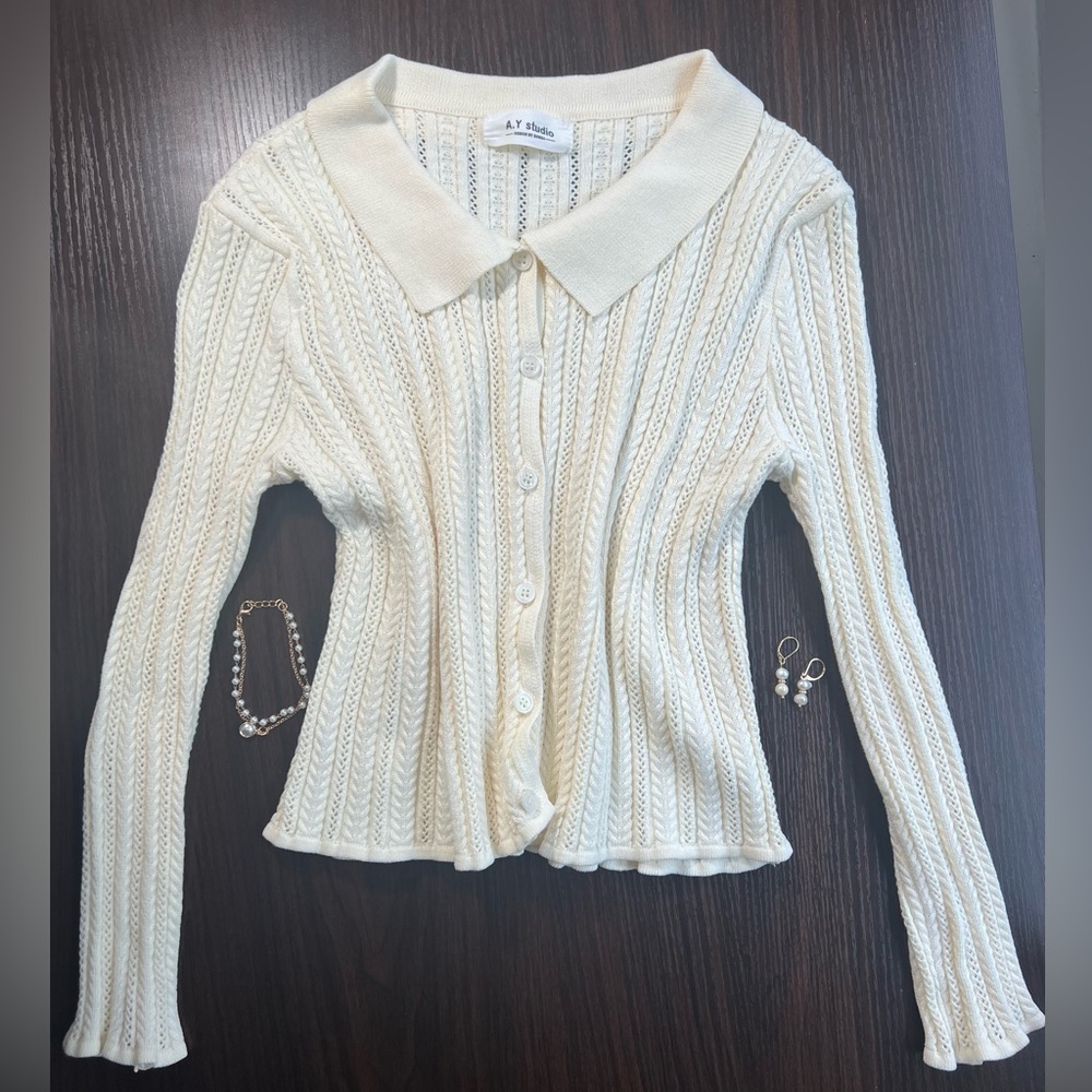 Cute cream coquette collared button up with cable-like stitching 💌